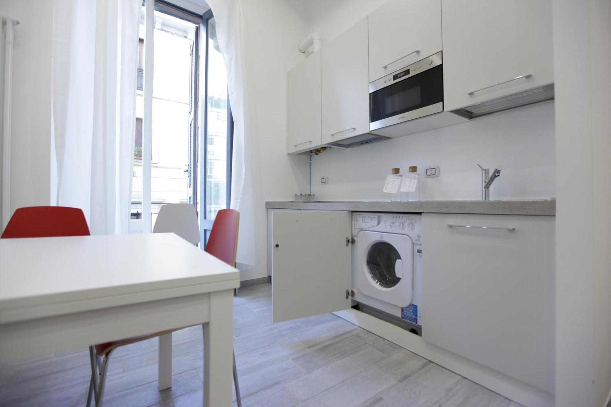 Amazing Apartment In City Center With Balcony 밀라노 외부 사진