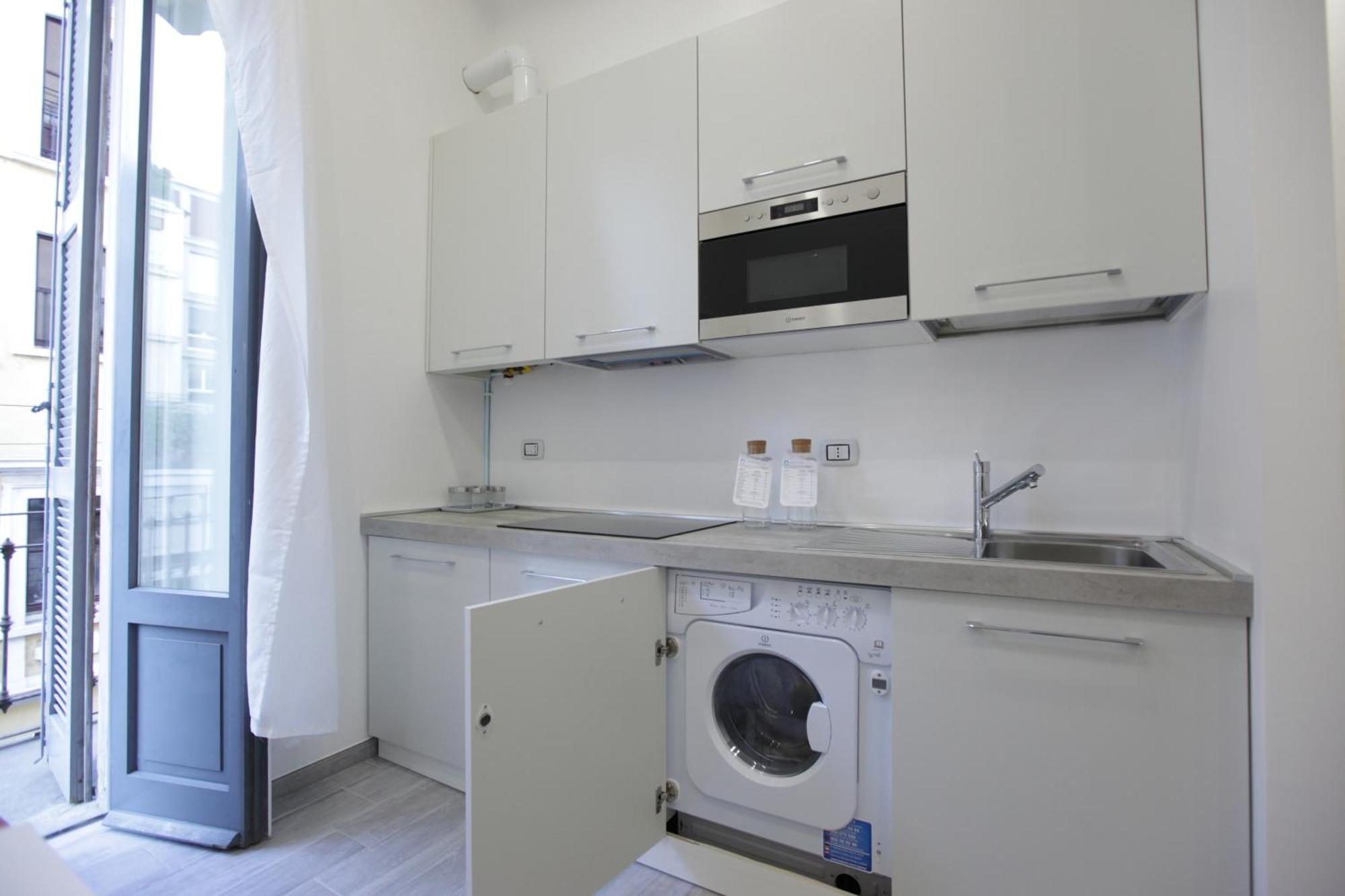 Amazing Apartment In City Center With Balcony 밀라노 외부 사진