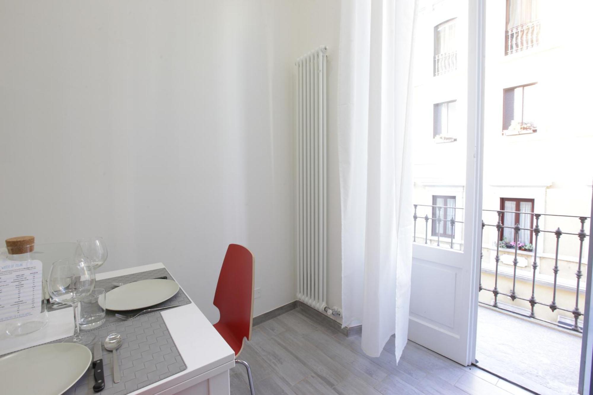 Amazing Apartment In City Center With Balcony 밀라노 외부 사진