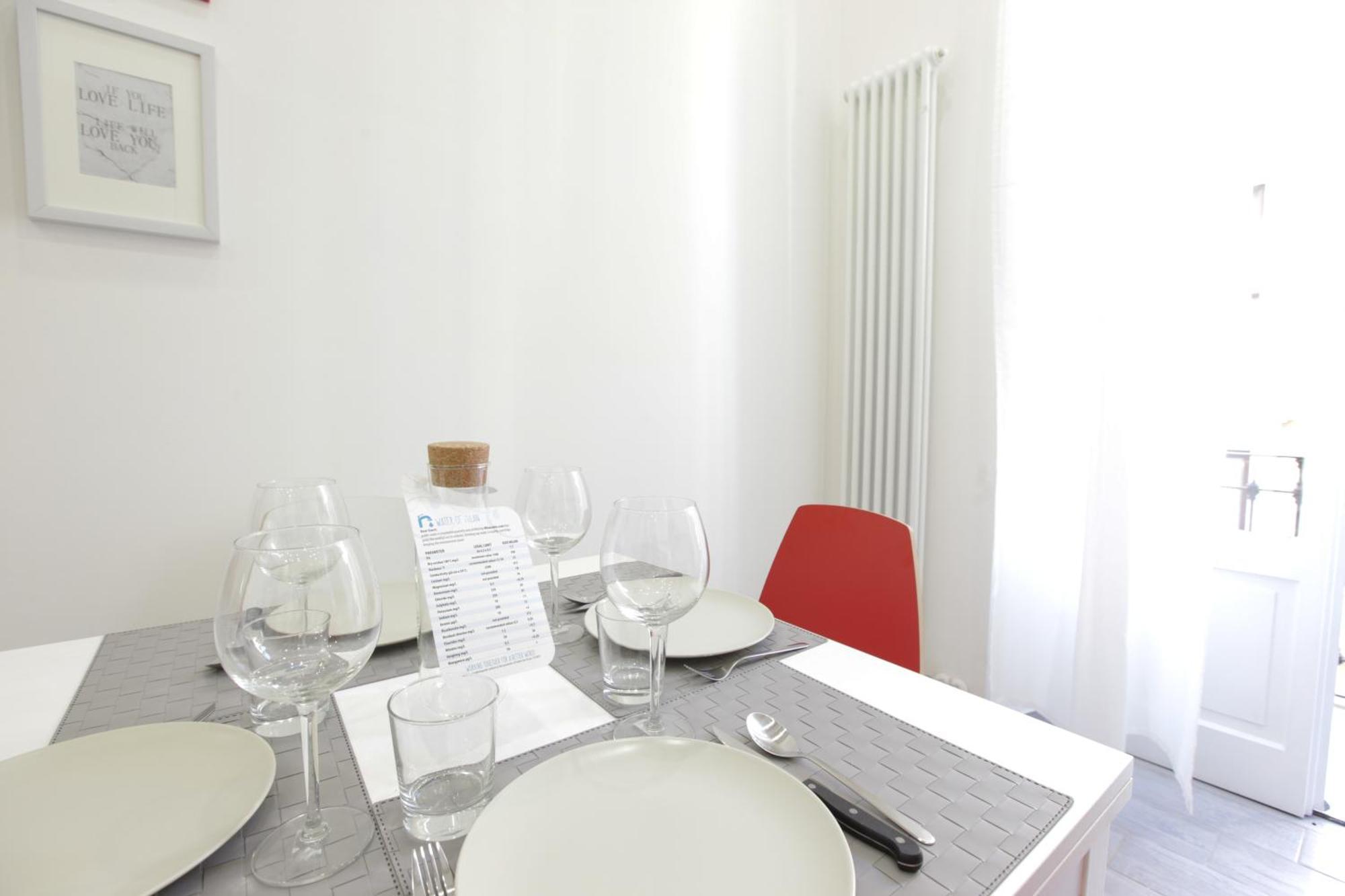 Amazing Apartment In City Center With Balcony 밀라노 외부 사진